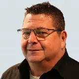 Erfolgsgeschichte Menden – smino - Mit dem Umbau einer ehemaligen Hauptschule zur Grundschule begann für die Stadt Menden ein neues Kapitel im Bauprojektmanagement. Mittlerweile werden sechs Projekte über smino gesteuert – darunter auch der Neubau eines Hallenbads mit Dreifachsporthalle. - Niehage Martin-edit