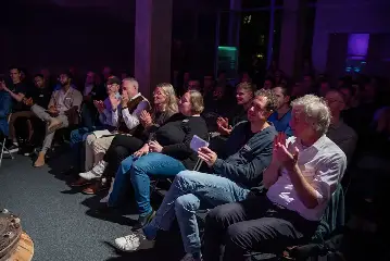 Erfolg­reiche smino Fuckup Night – Mut zum Schei­tern im ehema­ligen Wasser­re­ser­voir - Erfolgsserie geht weiter - RRIM 251113 smino Fuck up night 3 0336 DER